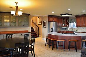 Luxury Lakefront 4br: Hot Tub, Game Room & Wi-fi