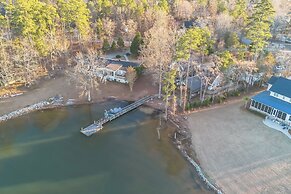 Luxury Lakefront 4br: Hot Tub, Game Room & Wi-fi