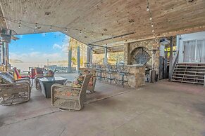 Luxury Lakefront 4br: Hot Tub, Game Room & Wi-fi