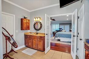 Luxury Lakefront 4br: Hot Tub, Game Room & Wi-fi