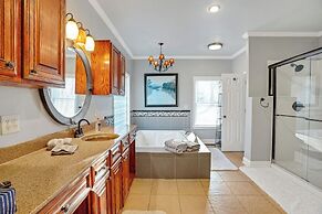 Luxury Lakefront 4br: Hot Tub, Game Room & Wi-fi