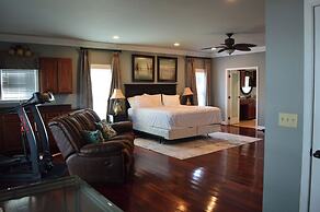 Luxury Lakefront 4br: Hot Tub, Game Room & Wi-fi