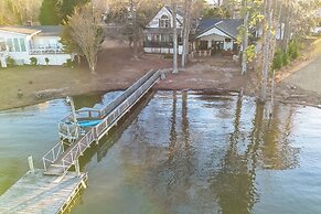 Luxury Lakefront 4br: Hot Tub, Game Room & Wi-fi