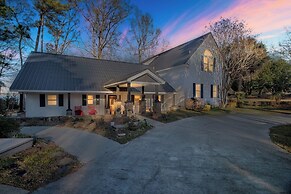 Luxury Lakefront 4br: Hot Tub, Game Room & Wi-fi