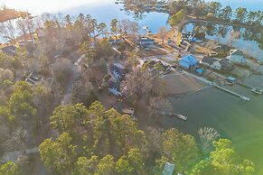 Luxury Lakefront 4br: Hot Tub, Game Room & Wi-fi