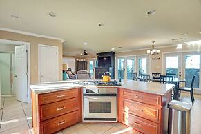 Luxury Lakefront 4br: Hot Tub, Game Room & Wi-fi