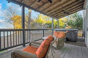 Luxury Lakefront 4br: Hot Tub, Game Room & Wi-fi