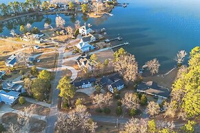 Luxury Lakefront 4br: Hot Tub, Game Room & Wi-fi