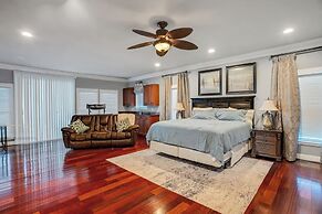 Luxury Lakefront 4br: Hot Tub, Game Room & Wi-fi