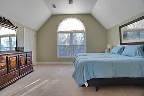 Luxury Lakefront 4br: Hot Tub, Game Room & Wi-fi