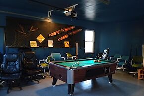 Luxury Lakefront 4br: Hot Tub, Game Room & Wi-fi