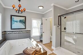 Luxury Lakefront 4br: Hot Tub, Game Room & Wi-fi