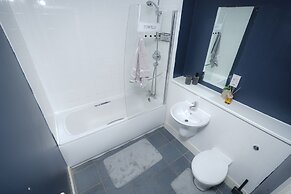 Luxury 2 Bedroom Apartment in Birmingham Next to Utility Arena