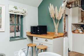 Antelope Cottage - Rural Pet Friendly Cottage