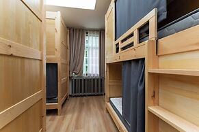 Shi San Du Fu Qing Nian Lv She