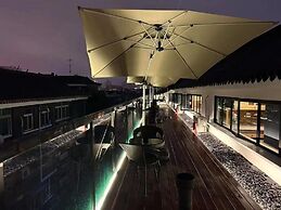 Shi San Du Fu Qing Nian Lv She