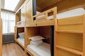 Shi San Du Fu Qing Nian Lv She