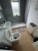 Sleek City Getaway - Walkable & Free Parking