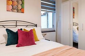 Sleek City Getaway - Walkable & Free Parking