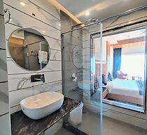 Luxury Inn by Stotrak Hotels