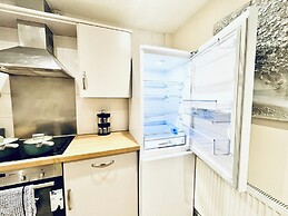 House - Sleeps 10 - Parking - Garden