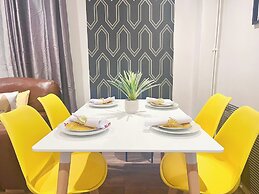 House - Sleeps 10 - Parking - Garden