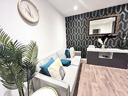 House - Sleeps 10 - Parking - Garden