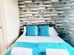 House - Sleeps 10 - Parking - Garden
