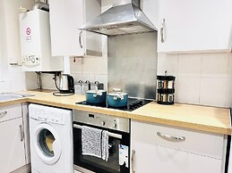 House - Sleeps 10 - Parking - Garden