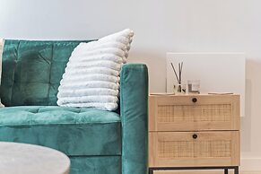 Meadow Haven 2 Bed 2 Bath, On-street Park, Netflix