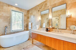 7 Mi to Dtwn Atl: Sleek & Modern Home!