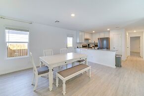 7 Mi to Alamo Ranch Mall: Home w/ Large Yard!