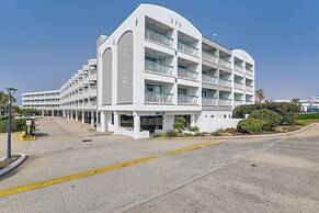 Steps to Beach: Galveston Condo w/ Balcony!
