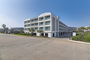 Steps to Beach: Galveston Condo w/ Balcony!
