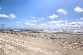 Steps to Beach: Galveston Condo w/ Balcony!