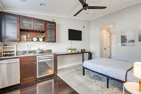 Rooftop Patio w/ View: Baltimore Retreat