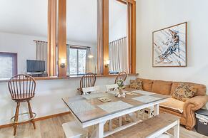 Ski-in/out Condo w/ Hot Tub & Balcony in Granby