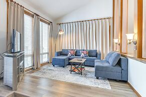 Ski-in/out Condo w/ Hot Tub & Balcony in Granby