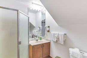 Ski-in/out Condo w/ Hot Tub & Balcony in Granby