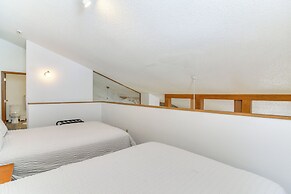 Ski-in/out Condo w/ Hot Tub & Balcony in Granby