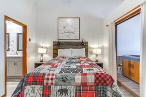 Ski-in/out Condo w/ Hot Tub & Balcony in Granby