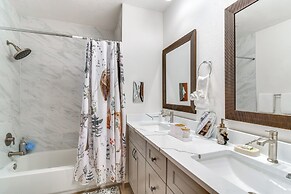 Ski-in/out Condo w/ Hot Tub & Balcony in Granby