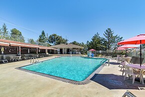 Lake Access, Fire Pit: Scenic Groveland Cottage!