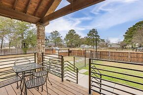 Pets Welcome: Home w/ Deck & Patio in Hockley!