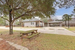 Pets Welcome: Home w/ Deck & Patio in Hockley!