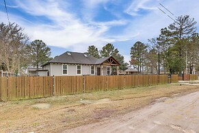 Pets Welcome: Home w/ Deck & Patio in Hockley!