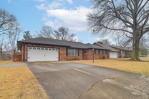 Near Shops & Eats: Vinita Home w/ Furnished Patio