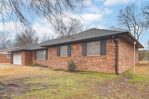 Near Shops & Eats: Vinita Home w/ Furnished Patio