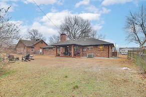 Near Shops & Eats: Vinita Home w/ Furnished Patio