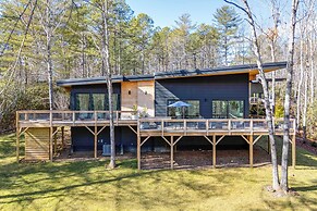 Hot Tub + Fire Pit: Modern North Carolina Retreat
